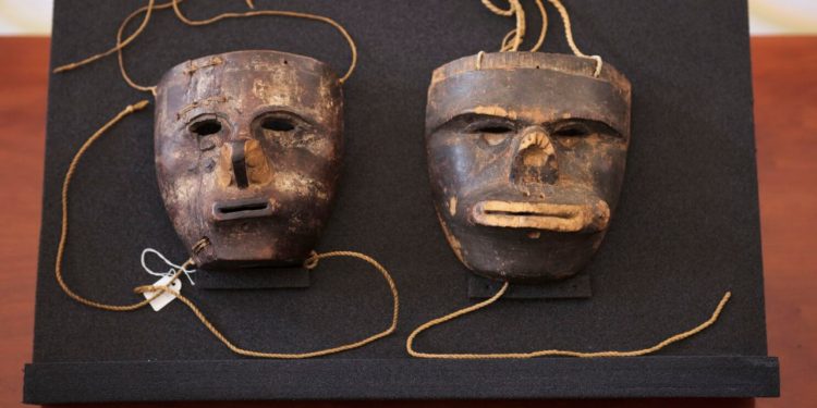 Devuelven máscaras indígenas