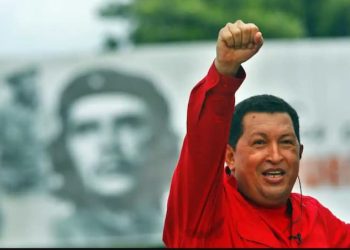 Chávez nunca se ha ido. Chávez es como la luna de agosto. Está aquí y en el cielo de las estrellas infinitas y en la tierra fértil. Pero ellos no volverán ni a buscar el vuelto