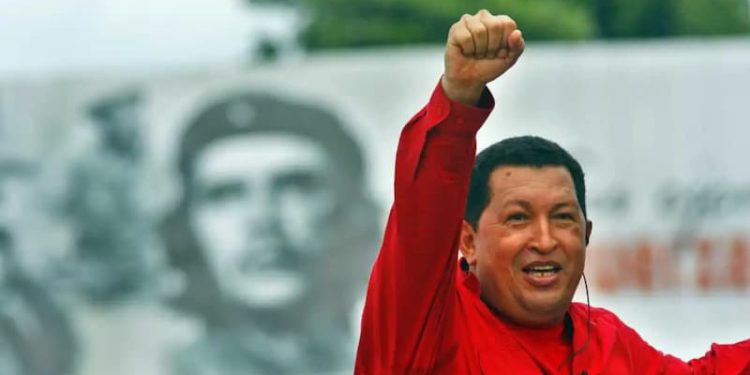 Chávez nunca se ha ido. Chávez es como la luna de agosto. Está aquí y en el cielo de las estrellas infinitas y en la tierra fértil. Pero ellos no volverán ni a buscar el vuelto