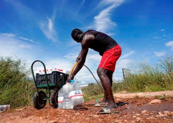 Como siempre, a través de la “emergencia migratoria” se impone un modelo de sociedad autoritario para restringir derechos y garantías, que extenderá la economía de guerra y su relacionada, la sociedad de control