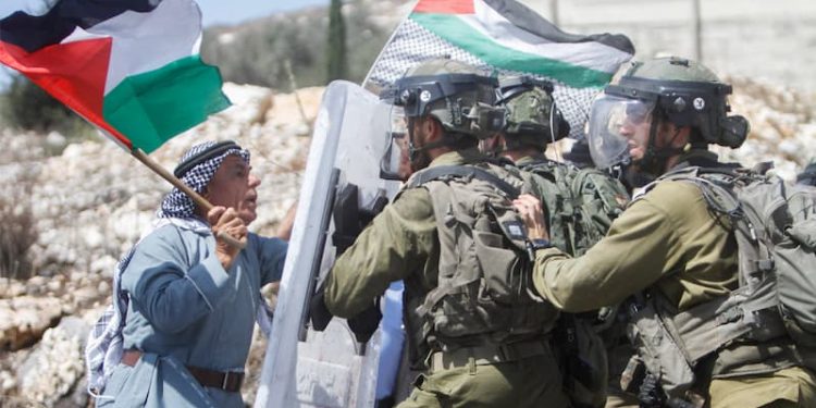 Más de 600 niños siguen bajo los escombros. Más de 55 familias fueron asesinadas y borradas por completo del registro civil. Los padres escriben los nombres de sus hijos en sus brazos para que sea más fácil identificar sus cuerpos si caen bajo las bombas israelíes