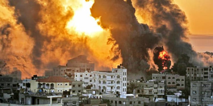 Israel nunca ha sido considerada una gran potencia, nunca fue considerada a la altura de Francia, Alemania, Gran Bretaña, Italia, Holanda; por citar a los más representativos de Occidente. Más allá del trabajo sucio que encargaron en Medio Oriente, de la propaganda en su favor que la corporatocracia mediática les hace, de su apreciable desarrollo tecnológico y militar, no son una gran potencia. Tampoco una democracia ejemplar