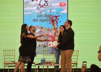 Los Amos del Significado: Un libro con voz propia