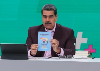 “Recuperar la Guayana Esequiba es una misión del pueblo, es una misión de la patria, esta vez lo vamos a hacer con el pueblo en el ejercicio de su soberanía, votando en el histórico referéndum, queremos paz, queremos que nos respeten, queremos respeto para Venezuela”; Nicolás Maduro