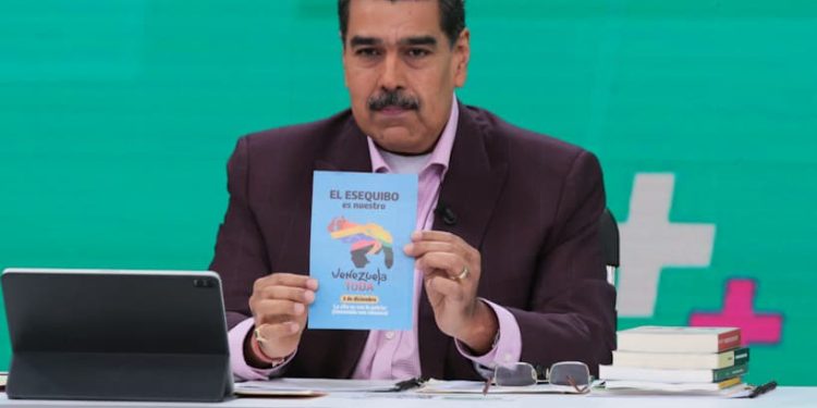 “Recuperar la Guayana Esequiba es una misión del pueblo, es una misión de la patria, esta vez lo vamos a hacer con el pueblo en el ejercicio de su soberanía, votando en el histórico referéndum, queremos paz, queremos que nos respeten, queremos respeto para Venezuela”; Nicolás Maduro