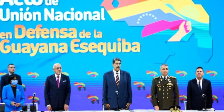 “¡El referendo del 3 de diciembre va, llueva, truene o relampaguee, nuestro pueblo decidirá, soberana y democráticamente, su futuro, su destino (...) unámonos por encima de las diferencias, y nuestra patria será grande!”