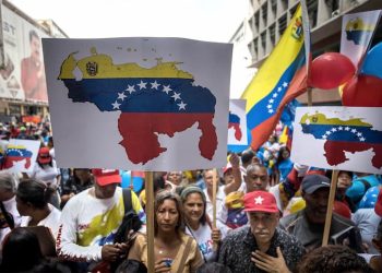 Por primera vez en la historia, en base a la Constitución, el tema del Esequibo se lleva a quien tiene que decidir, al pueblo, a los humildes (…) ¡Que decida el pueblo el destino de nuestra Patria! (...) Estamos en el camino correcto, en el camino de la valentía y el patriotismo (…) que nadie se equivoque (...) Venezuela está de pie, más unida que nunca, en defensa de su soberanía, Nicolás Maduro