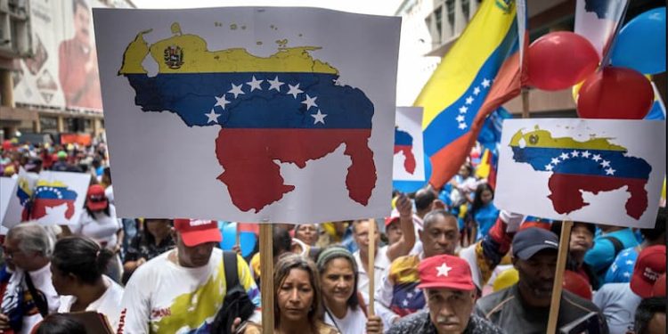 Por primera vez en la historia, en base a la Constitución, el tema del Esequibo se lleva a quien tiene que decidir, al pueblo, a los humildes (…) ¡Que decida el pueblo el destino de nuestra Patria! (...) Estamos en el camino correcto, en el camino de la valentía y el patriotismo (…) que nadie se equivoque (...) Venezuela está de pie, más unida que nunca, en defensa de su soberanía, Nicolás Maduro