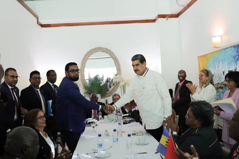 El presidente Maduro
mantuvo el centro
estratégico en los
elementos dispuestos
en su carta de
aceptación; así como
en el hecho relevante
de fraguar un diálogo
directo después de
muchos desaires
y provocaciones
unilaterales desde
Georgetown