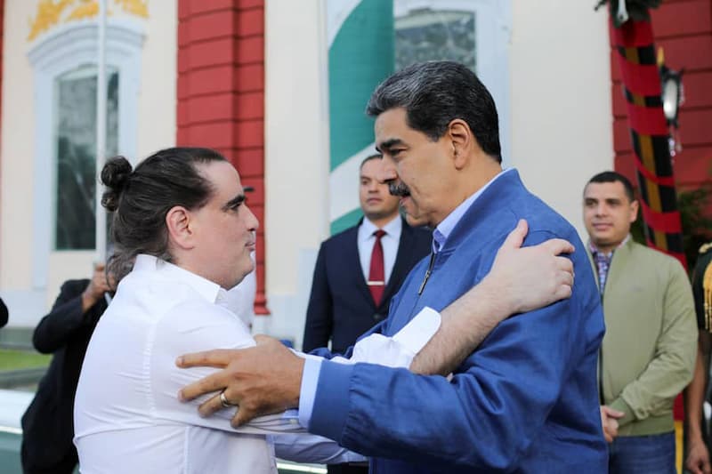 “Es un hombre valiente y patriótico, que tras su secuestro resistió durante 40 meses las condiciones adversas y dolorosas impuestas en una inmunda prisión en la que fue sometido a torturas físicas y psicológicas, además de amenazas y mentiras”, Nicolás Maduro