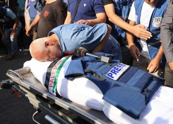 Las fuerzas armadas ocupantes continúan bombardeando hospitales y campos de refugiados, y también prosiguen los ataques en Cisjordania. Las vidas de los habitantes de Gaza (dos millones de personas) están reducidas al límite debido al bloqueo de ayudas y suministros