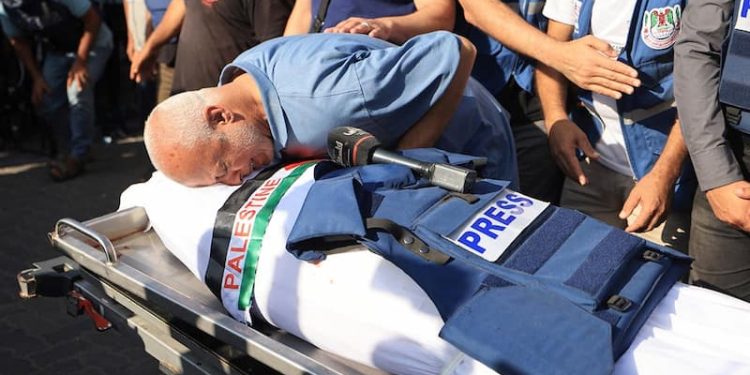 Las fuerzas armadas ocupantes continúan bombardeando hospitales y campos de refugiados, y también prosiguen los ataques en Cisjordania. Las vidas de los habitantes de Gaza (dos millones de personas) están reducidas al límite debido al bloqueo de ayudas y suministros