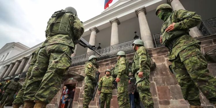 La situación en Ecuador, con sus particularidades, no deja de ser un reflejo del proceso que transitan actualmente la mayoría de los países del mundo, donde la crisis política, el avance de la financiarización, y la concentración de la riqueza se traducen, cada vez más; en un deterioro constante del nivel de vida de las grandes mayorías