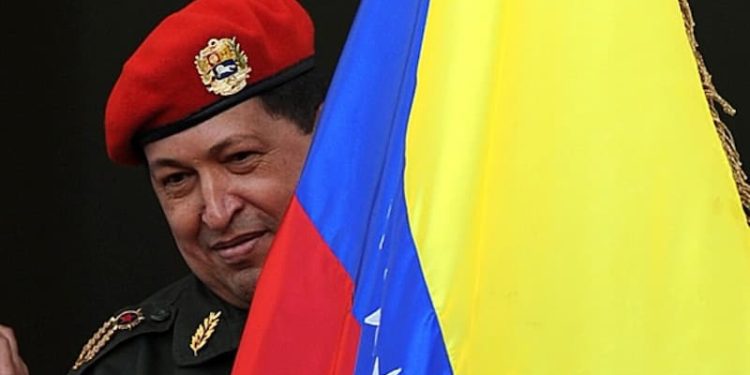 Después de 25 años la revolución sigue en pie 1 “Nosotros, somos un pueblo de libertadores y ahora tenemos que demostrarlo de nuevo ante la historia y ante el mundo entero. Por eso digo que tenemos cómo cumplir la tarea, tenemos la fuerza que traemos de siglos; tenemos el coraje acumulado de muchos años; y ahora yo, consciente de esa fuerza que tienen ustedes, que tenemos los venezolanos, convoco a que todos apliquemos de vigor nuestra fuerza para salvar la Patria (...) Moral y Luces son los polos de la República”, Hugo Chávez