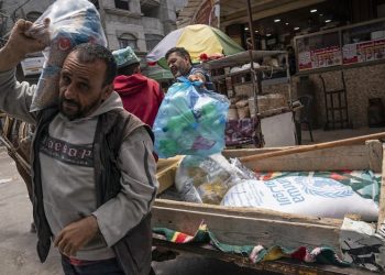 UE suspende la financiación para los refugiados palestinos 6 La Agencia para los Refugiados, creada por la resolución 302 de la Asamblea General de las Naciones Unidas el 8 de diciembre de 1949, y operativa desde el 1 de mayo de 1950, proporciona ayuda a más de 5 millones de refugiados en los territorios ocupados, Líbano, Siria y Jordania