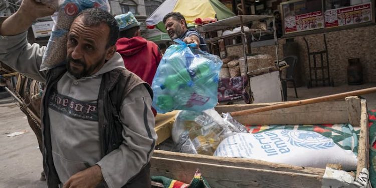 La Agencia para los Refugiados, creada por la resolución 302 de la Asamblea General de las Naciones Unidas el 8 de diciembre de 1949, y operativa desde el 1 de mayo de 1950, proporciona ayuda a más de 5 millones de refugiados en los territorios ocupados, Líbano, Siria y Jordania