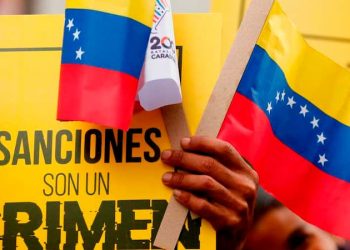 De manera tal que es un arma poderosísima y horrenda que viola la ley y es destructora (…) las consecuencias de estas medidas son enormes, de modo que no podemos dudar de las consecuencias que tienen (…) esto no es una mala gestión de la economía, es un aplastamiento como si hubiera habido un bloqueo naval en los puertos venezolanos y un bloqueo del espacio aéreo