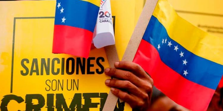 De manera tal que es un arma poderosísima y horrenda que viola la ley y es destructora (…) las consecuencias de estas medidas son enormes, de modo que no podemos dudar de las consecuencias que tienen (…) esto no es una mala gestión de la economía, es un aplastamiento como si hubiera habido un bloqueo naval en los puertos venezolanos y un bloqueo del espacio aéreo