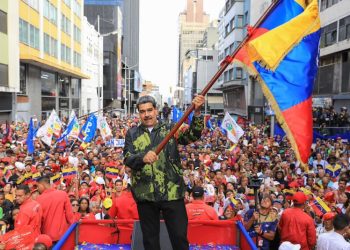 "Hace 5 años había gente preocupada, yo se lo dije, nervios de acero, calma y cordura, máxima unión y movilización popular que nosotros venceremos, y aquí estamos 5 años después, derrotamos al imperio, a la derecha fascista y tenemos que prepararnos para el futuro, a los apellidos les decimos no volverán, no te vistas que no vas”