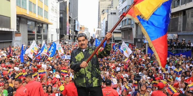 "Hace 5 años había gente preocupada, yo se lo dije, nervios de acero, calma y cordura, máxima unión y movilización popular que nosotros venceremos, y aquí estamos 5 años después, derrotamos al imperio, a la derecha fascista y tenemos que prepararnos para el futuro, a los apellidos les decimos no volverán, no te vistas que no vas”