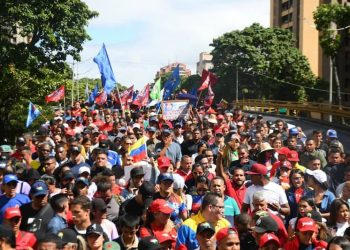 La furia bolivariana contra cinco conspiraciones 8 Otra vez episodios planeados desde afuera para derramar sangre y fragmentar la sociedad venezolana; para provocar una guerra civil. Son intentos desesperados de la extrema derecha que pidió sanciones e invasión del país y que ahora retoma el plan golpista” Vladimir Padrino