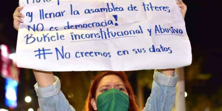 Nuevas ideas representan un régimen neoliberal radical, autoritario, populista y corrupto, que ha acumulado riqueza y poder durante sus 4 años de gobierno, su grupo familiar no sólo representa la oligarquía que asume nuevas formas, sino que se esfuerzan en ser parte de ella