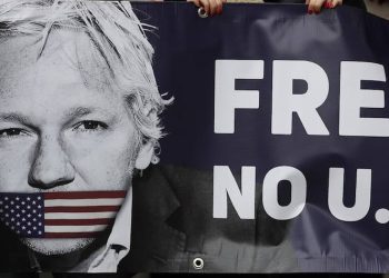 Hoy, Assange está en manos de la justicia británica, con mucho riesgo de ser llevado a Estados Unidos, donde probablemente sea torturado y asesinado. En estos días deben decidir su destino