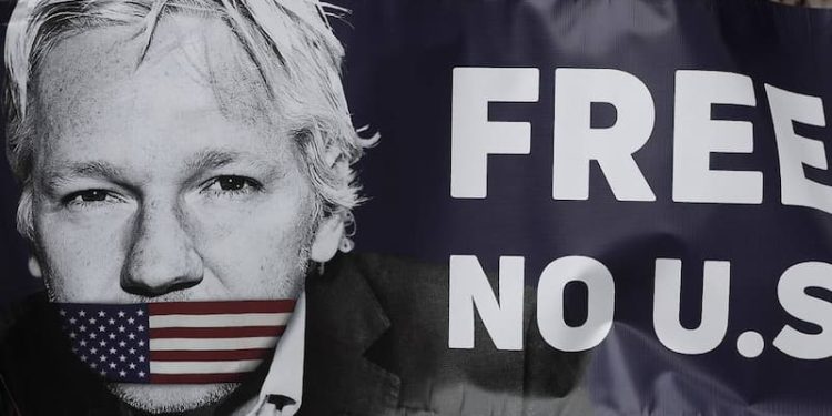 Hoy, Assange está en manos de la justicia británica, con mucho riesgo de ser llevado a Estados Unidos, donde probablemente sea torturado y asesinado. En estos días deben decidir su destino
