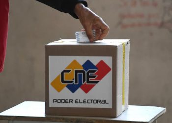 Votos sí, balas no 8 Las izquierdas de todo el mundo, los demócratas de todo el planeta, los seres simplemente humanistas del universo; deben saber que en Venezuela se está cocinando a fuego lento, a pesar de la velocidad de los acontecimientos, ni más ni menos que la posibilidad de transitar de manera pacífica hacia una cultura de la igualdad, la inclusión, la libertad, la justicia social, la paz