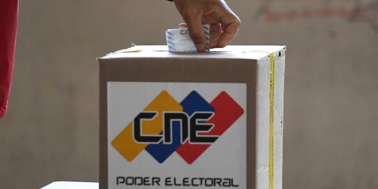 Votos sí, balas no 1 Las izquierdas de todo el mundo, los demócratas de todo el planeta, los seres simplemente humanistas del universo; deben saber que en Venezuela se está cocinando a fuego lento, a pesar de la velocidad de los acontecimientos, ni más ni menos que la posibilidad de transitar de manera pacífica hacia una cultura de la igualdad, la inclusión, la libertad, la justicia social, la paz