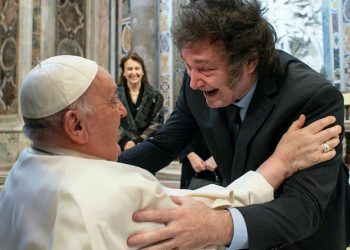 El “loco de la motosierra” visita a Italia 2 Con las teorías libertarias más extremas sobre el "anarco-capitalismo" en la economía, Milei retoma las líneas de Trump: pero sin el nacionalismo que, en un gran país del sur como Argentina, proyectada desde la izquierda hacia una idea de soberanía articulada en la Patria Grande soñada por Bolívar, correría el riesgo de adquirir otras connotaciones