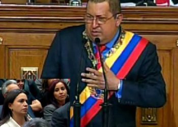 Águila que surca el cielo