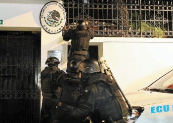 Las embajadas representan la soberanía de los países que las albergan y están protegidas por el principio de inviolabilidad consagrado en la Convención de Viena. Esta irrupción ilegal en la embajada de México en Quito constituye una clara violación de la soberanía mexicana y un desprecio absoluto por las normas internacionales