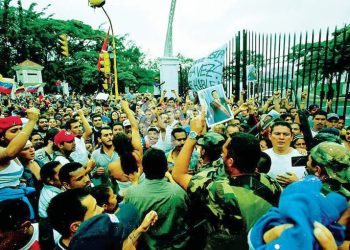 A causa del bloqueo, datos de la Organización de Países Exportadores de Petróleo OPEP nos muestran que PDVSA produjo 2,072 millones de barriles por día (bpd) en 2017, frente a los 2,373 millones bpd de 2016, lo que representó la pérdida de casi 300.000 bpd, pero a su vez una declinación de casi 800 mil barriles día en comparación con el cierre de 2015