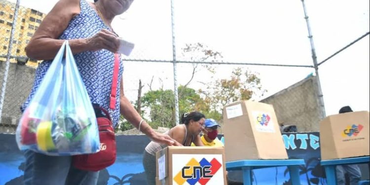 En Venezuela el pueblo no solo elige a los diputados y jefes de Estado de vez en cuando, sino que también participa directamente en el proceso político mediante debates sobre cuestiones clave