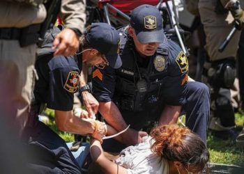 Usar la keffiyeh en la ciudad de Nueva York es recordarte cada segundo que eres humano y que el sionismo no te vencerá. La bandera que ondeó tan alto aquel 17 de abril no es sólo la bandera del pueblo palestino, es la bandera de la humanidad