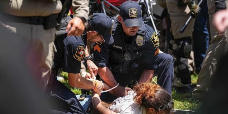 Usar la keffiyeh en la ciudad de Nueva York es recordarte cada segundo que eres humano y que el sionismo no te vencerá. La bandera que ondeó tan alto aquel 17 de abril no es sólo la bandera del pueblo palestino, es la bandera de la humanidad