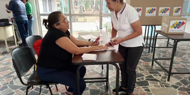 La democracia comunal y el cambio de paradigmas 1 La celebración de la consulta del 21 de abril cristaliza con éxito el modelo comunal en Venezuela, y el cambio de varios paradigmas considerados en las democracias Occidentales parte del sentido común