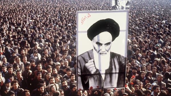 En 1979, apenas triunfó la revolución en la República Islámica de Irán, los activos de la nación persa fueron tomados por Washington, prohibió las importaciones de petróleo iraníes y congeló unos 11.000 millones de dólares en activos — unos 35 350 millones de dólares en la actualidad, teniendo en cuenta la inflación