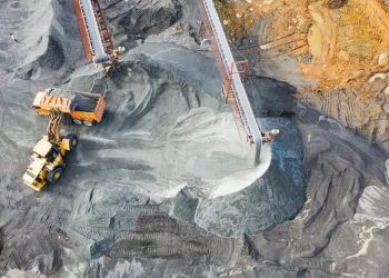 "La repatriación de las reservas de oro coincide con una tendencia más amplia de los países a reevaluar sus estrategias financieras a la luz de la evolución de la dinámica mundial", dijo Joseph Mensah