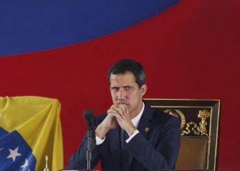 Si María Corina Machado estuviera realmente interesada en concurrir a las elecciones contra Maduro y derrotarlo en las urnas, ¿no sería lógico apoyar al oponente más experimentado y con mayor base de seguidores? Eso no es lo que hizo, así que está claro que aquí hay gato encerrado
