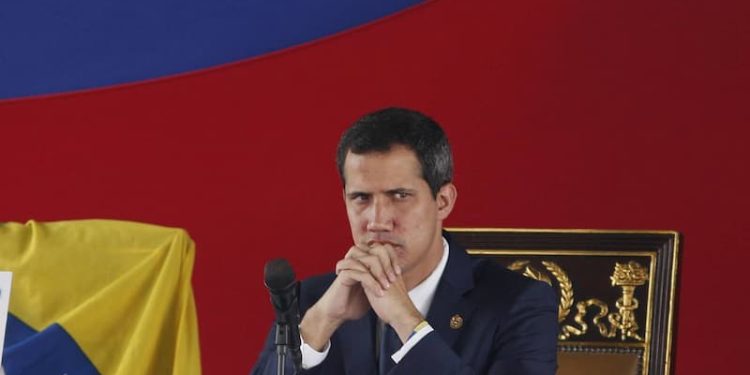 Si María Corina Machado estuviera realmente interesada en concurrir a las elecciones contra Maduro y derrotarlo en las urnas, ¿no sería lógico apoyar al oponente más experimentado y con mayor base de seguidores? Eso no es lo que hizo, así que está claro que aquí hay gato encerrado