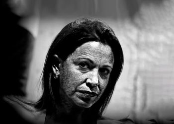 EE.UU. volver a relanzar en el presente la obsesión anticomunista; y tratar de construir personajes capaces de hacer atractivo un modelo capitalista en crisis sistémica, cuestionado por el surgimiento de un mundo multicéntrico y multipolar