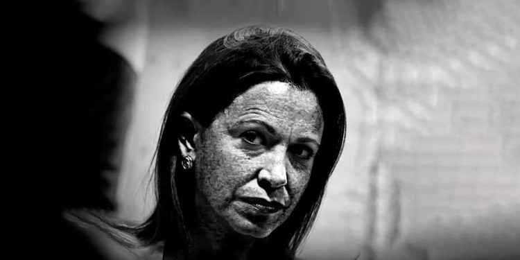 EE.UU. volver a relanzar en el presente la obsesión anticomunista; y tratar de construir personajes capaces de hacer atractivo un modelo capitalista en crisis sistémica, cuestionado por el surgimiento de un mundo multicéntrico y multipolar