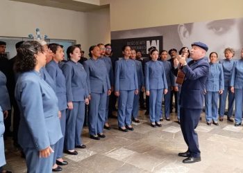 La orquesta de voces contó y cantó la historia de un pescador de anclas que había navegado tantos mares que ya tenía redonda el alma, de tantos viajes; explicó cómo tiembla en la tierra la luz con una gota de breve rocío y dijo que sólo dura un segundo apenas