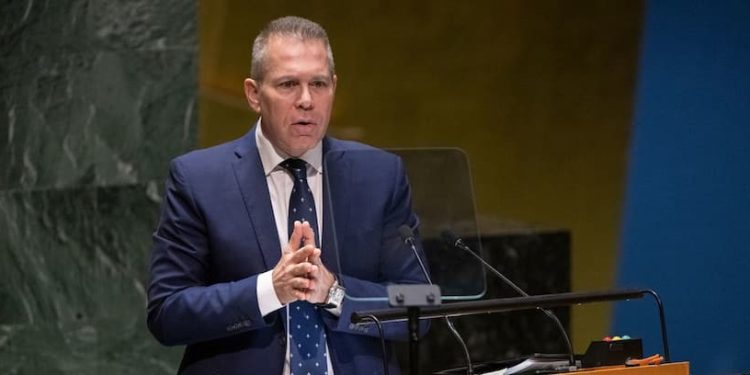 Casi 18 años después de aquel antológico discurso del Comandante Chávez, hoy también podemos decir que huele a azufre en esa misma tribuna, sobre todo después de que el pasado 10 de mayo Gilad Erdan, embajador de Israel ante la ONU, se presentase allí completamente indignado porque la Asamblea, por abrumadora mayoría, había aprobado una resolución para ampliar el estatus jurídico de Palestina como miembro de dicha organización