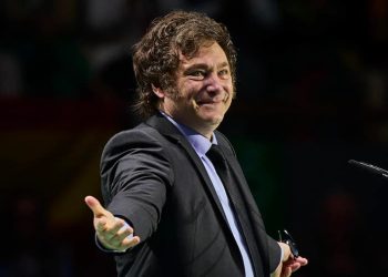 Milei no habita en este mundo, sino que, como todo profeta, insuflado por un insaciable fanatismo, vive en su perverso microcosmos blindado con siete láminas de acero y en donde no penetran el sufrimiento y los gritos de dolor que sus decisiones como presidente causan a millones de argentinos