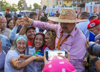 El mandatario venezolano, Nicolás Maduro, anunció que convocará a toda la ciudadanía a un gran diálogo por la estabilidad y el crecimiento económico. Frente a las elecciones presidenciales, que serán a finales de julio, afirmó que es la única persona en el país que puede garantizar la paz