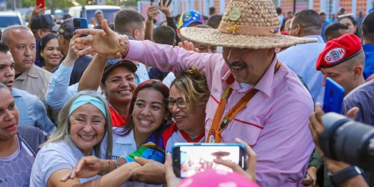 El mandatario venezolano, Nicolás Maduro, anunció que convocará a toda la ciudadanía a un gran diálogo por la estabilidad y el crecimiento económico. Frente a las elecciones presidenciales, que serán a finales de julio, afirmó que es la única persona en el país que puede garantizar la paz