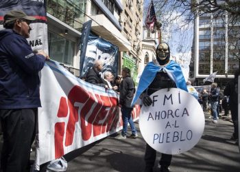 El financiamiento del FMI siempre se encuentra condicionado a la adopción de sus recetas de política económica de carácter neoliberal con terribles consecuencias sociales, económicas y políticas